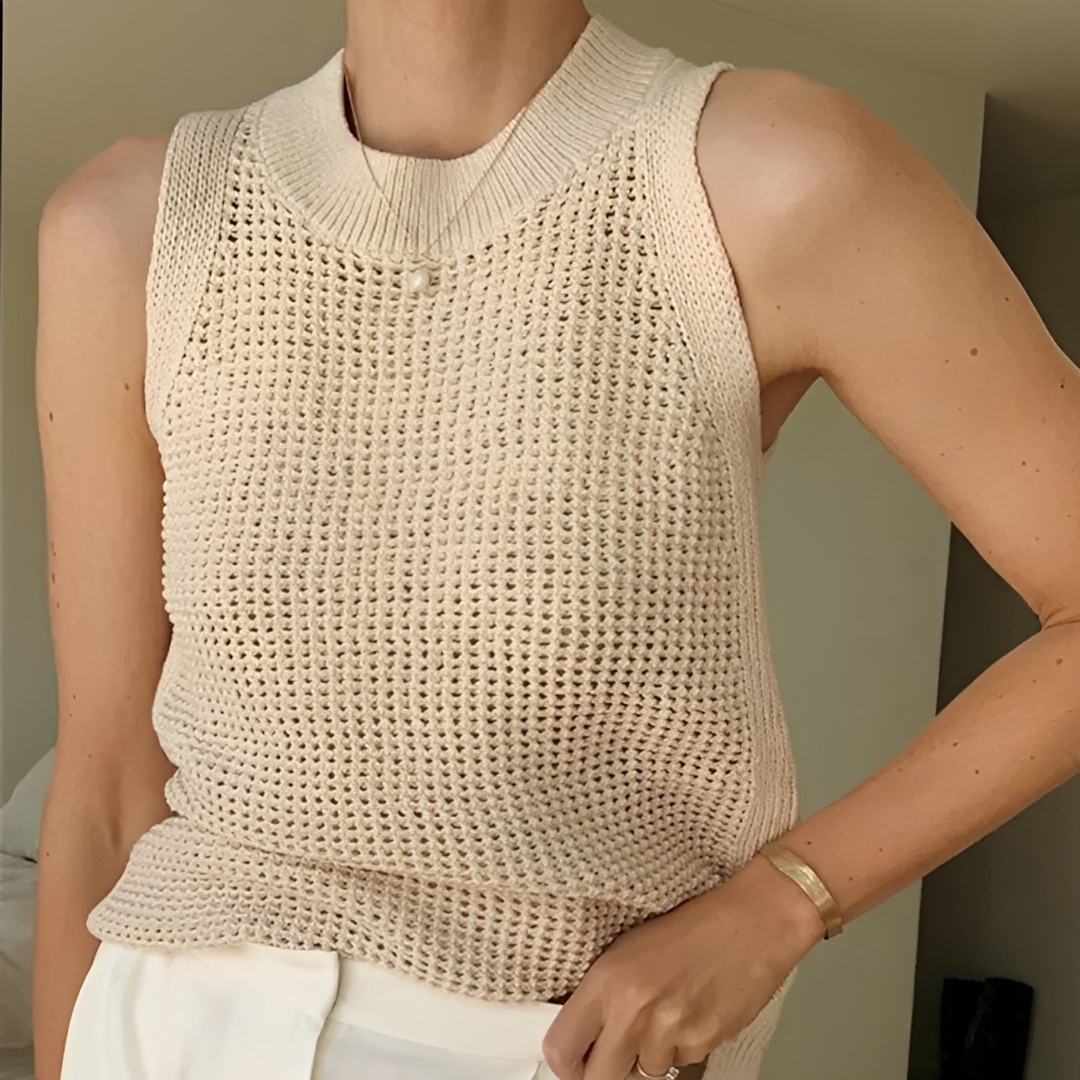Carmilla - Stylish sleeveless tops
